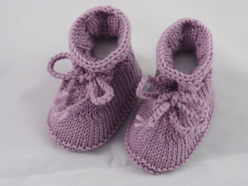 rosé Babyschuhe 3-6 Monate gestrickt mit Kordel Bild 2