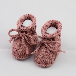 knitted baby shoes 0-3 months in dark pink