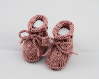 Knitted baby shoes 0-3 months in dark pink