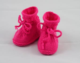 Babyschuhe gestrickt pink Größe 17 3-6 Monate für Mädchen mit Muster und Bändchen zum Binden
