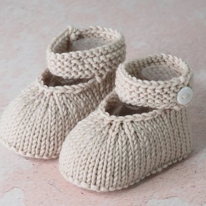 chaussures bébé beiges à lanières et boutons, en pure laine, 0-3 mois, tricotées à la main image 1