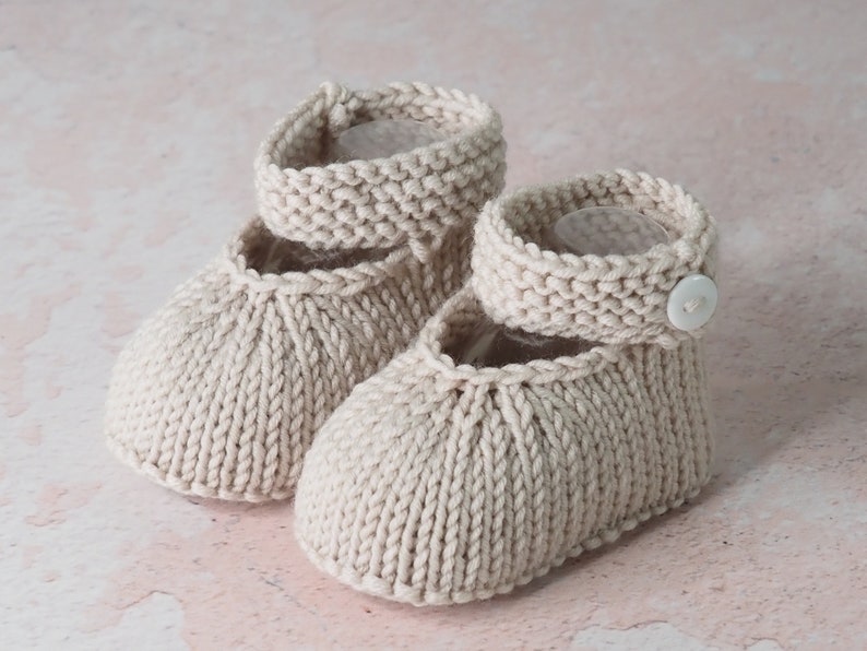 chaussures bébé beiges à lanières et boutons, en pure laine, 0-3 mois, tricotées à la main image 1