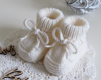 Knitted off-white baby shoes made from 100% wool | Size 0-3 months | Cozy baby booties with drawstring