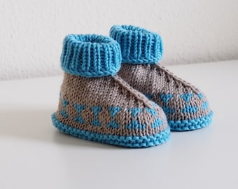 Beige and light blue booties for babies, 3-6 months – Hand-knitted wool booties with pattern and soft cuff