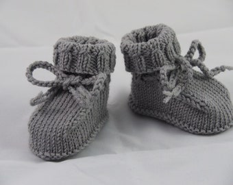 graue Babyschuhe 3-6 Monate gestrickt aus Wolle für kleine Jungen und Mädchen