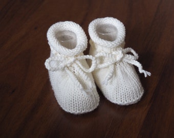 Knitted white baby shoes made of soft wool, 4-9 months, christening shoes for girls & boys – simple and stylish for christenings or everyday wear