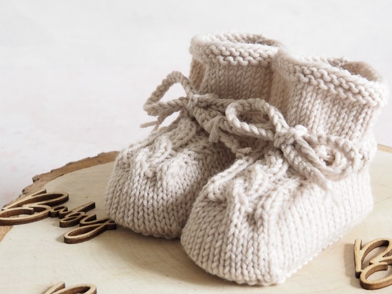 Handgestrickte Babyschuhe aus reiner Wolle in Beige, 0-3 Monate, mit Zopfmuster und Kordel – Naturmaterial, weich und dehnbar