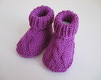 lila Babyschuhe 0-3 Monate mit Zopfmuster aus Wolle gestrickt kaufen