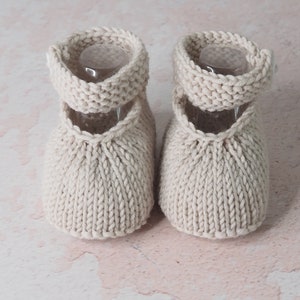 chaussures bébé beiges à lanières et boutons, en pure laine, 0-3 mois, tricotées à la main image 4