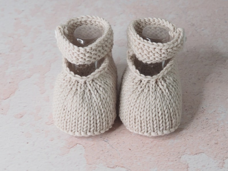 chaussures bébé beiges à lanières et boutons, en pure laine, 0-3 mois, tricotées à la main image 4