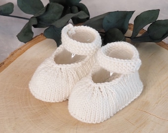 Chaussons bébé blancs tricotés à la main en pure laine pour le baptême - taille 0-3 mois