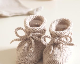 Knitted baby shoes in soft beige, 4-9 months – made of soft wool with drawstring and rolled edge, gender-neutral baby gift
