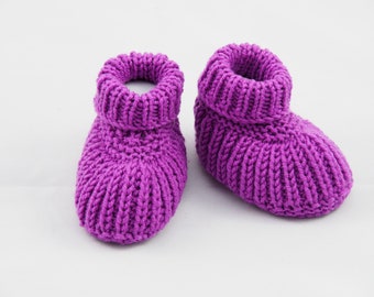 lila Babyschuhe 3-6 Monate Booties gestrickt aus Wolle