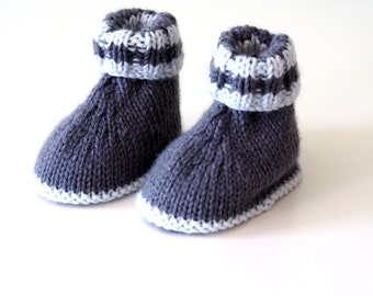 graue Babyschuhe, mit hellblauen Streifen, aus super weichem Babygarn, von Hand gestrickt, 3-6 Monate, für Mädchen und für Jungen