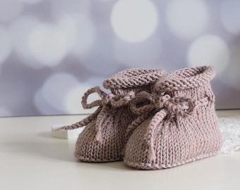 Hand-knitted baby booties 0-3 months in delicate rose-grey melange with rolled edge & drawstring – Soft wool, washable, gift for newborns