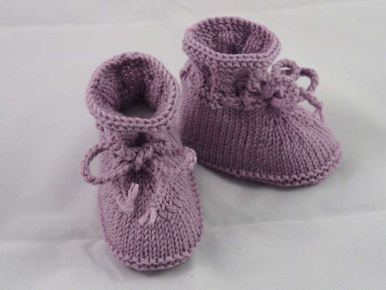 rosé Babyschuhe 3-6 Monate gestrickt mit Kordel Bild 1