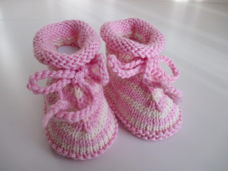 rosa gestreifte Babyschuhe 3-6 Monate gestrickt aus Wolle Bild 3