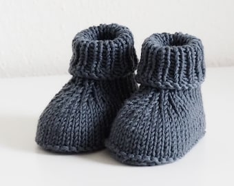 Chaussons bébé gris foncé, 0-3 mois, tricotés main, en pure laine