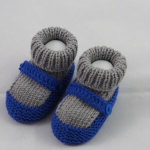 blau graue Babyschuhe 3-6 Monate aus hochwertiger Wolle gestrickt Bild 3