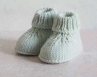 Chaussons bébé tricotés main vert lime pastel pour nouveau-né (taille 0-3 mois) - Un cadeau de naissance ou de baby shower