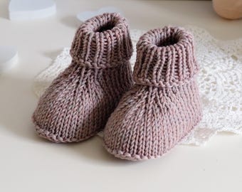 Hand-knitted baby booties in pure wool, soft rose-grey | Size 0-3 months | Perfect gift for a birth or baby shower