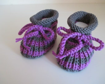 lila grau gestreifte Babyschuhe 3-6 Monate gestrickt aus Wolle in Patentmuster