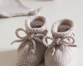 knitted baby shoes, 4-9 months, in delicate beige, made of wool, for small babies, gender neutral