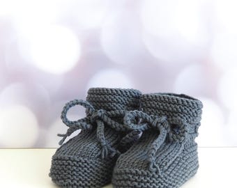 Handgestrickte dunkelgraue Babyschuhe für Neugeborene | Größe 0–3 Monate | Aus weicher Wolle | Unisex Geschenk zur Geburt