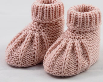 Zarte hellrosa Babyschuhe 0-3 Monate | Handgestrickt aus weicher Wolle mit Umschlag | Geschenkidee zur Geburt | Baby Erstausstattung