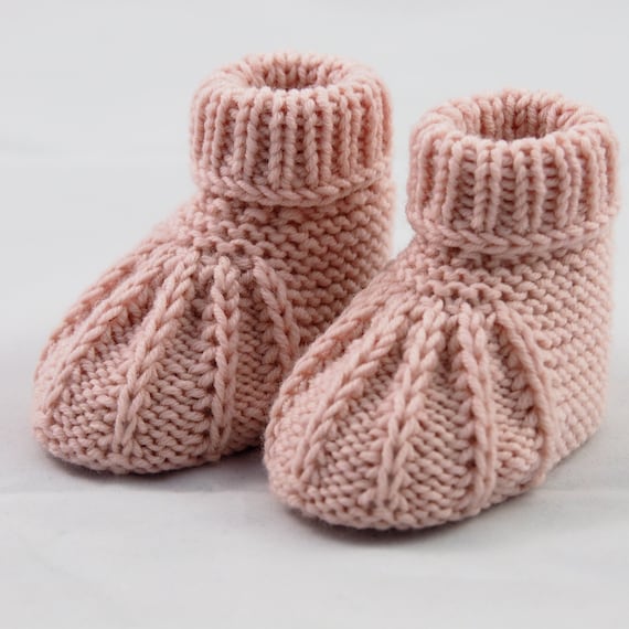 Zarte hellrosa Babyschuhe 0-3 Monate | Handgestrickt aus weicher Wolle mit Umschlag | Geschenkidee zur Geburt | Baby Erstausstattung