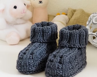 gestrickte Babyschuhe aus reiner Wolle in dunkelgrau - Größe 17/18 (3-6 Monate) - Geschenk zur Geburt oder Babyparty