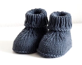 Dark grey knitted baby shoes made of pure wool, 0-3 months – soft baby booties, gift for birth, christening or baby shower