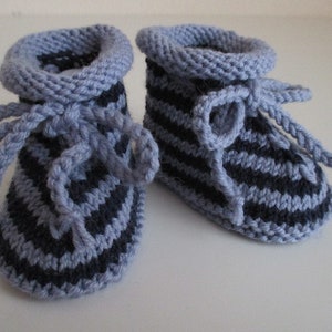 blau gestreifte Babyschuhe 3-6 Monate handgestrickt aus Wolle Bild 3