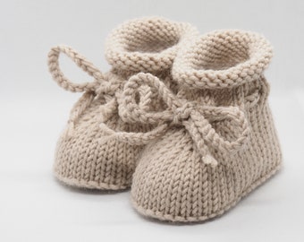 chaussures bébé beiges, 0-3 mois, avec bord roulé et cordon, tricotées main, en pure laine, lavables