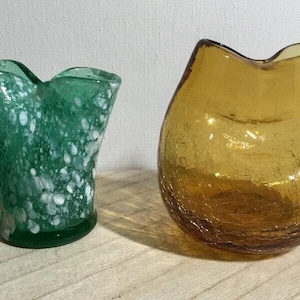Jarrón pellizcado con arte salpicado de arco iris vintage, jarrón pellizcado de ámbar agrietado MCM Blenko vintage, arte de vidrio soplado a mano, salpicado de ámbar y verde azulado.