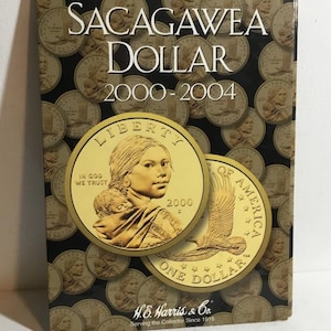 以下が含まれることがあります： 2000年から2004年までの金色のコインを特徴とするサカガウィア・ダラーコインコレクションブック。表紙には、サカガウィアと彼女の子供が描かれた大きなコインと、「Liberty」と「In God We Trust」の文字が表示されています。