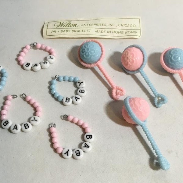 Vintage Wilton Baby Armbänder/Rasseln Kuchendekoration/Puppenspielzeug. Pink & Blau Baby Armbänder und Rasseln für Babypartys, Cupcakes, Baby Doll