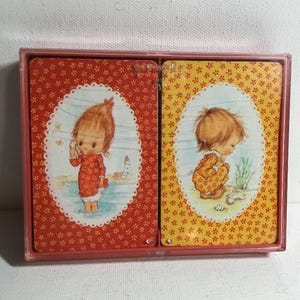 Vintage Betsey Clark standaard dubbeldeks speelkaarten met plastic behuizing. Keurmerk: oranje en gele speelkaarten 'Beachcomber Betsey'