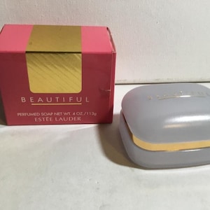 vintage Estee Lauder « Belle » étui porte-savon de voyage dans sa boîte d'origine, étui de voyage en trois parties, SANS savon. NEUF jamais utilisé. Années 90.