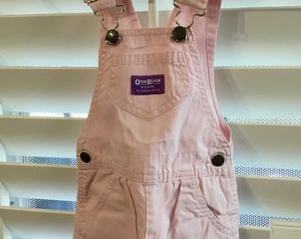 Macacão vintage Osh Kosh B'Gosh Girls rosa pastel com cauda curta, macacão rosa com babados e cauda curta da Osh Kosh