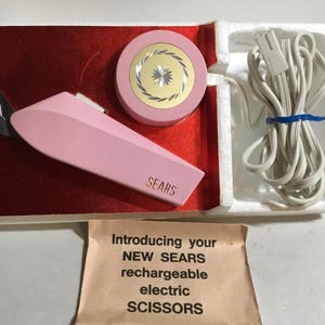 Vintage Sears Best Forbici elettriche ricaricabili senza fili rosa Sears & Robuck modello n. 2180 Forbici elettriche/senza fili rosa in acciaio inossidabile