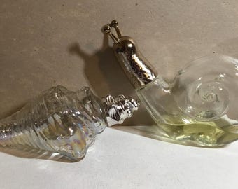 Caraffe vintage Avon a forma di lumaca e conchiglia iridescente. Caraffe da collezione Avon degli anni '70.