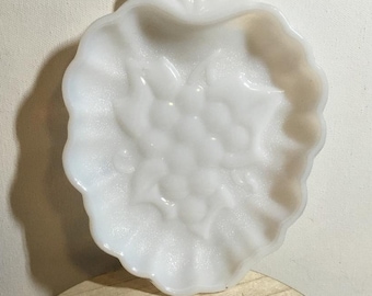 Vintage Milk Glass Grape Cluster & Grape Shaped Candy/Nut/Trinket Dish, Genuine Vintage White Milk Glass 1960's Milk Glass W/Ring of Fire,