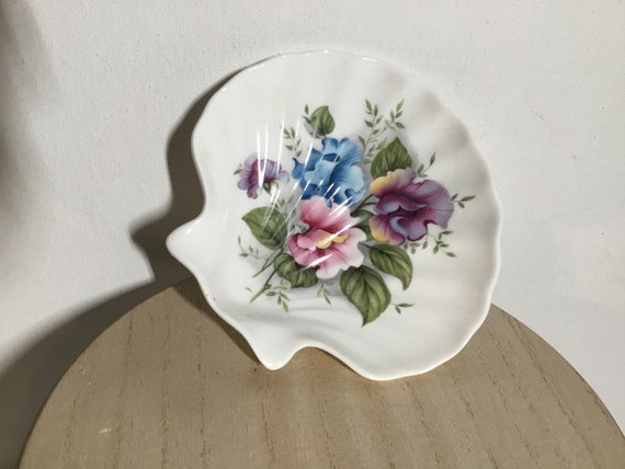 Vintage Royal Stafford Pansies in Shell Shaped Bo… - image 2