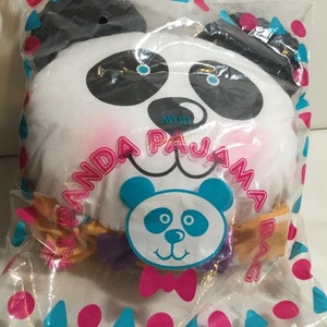 Sac/porte-pyjama vintage Avon Panda P.J.. 1991 Le panda en peluche Avon garde son pyjama caché jusqu'à l'heure du coucher. Nouvel emballage scellé, boucle de suspension