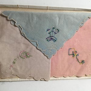 Vintage Ladies Handkerchief&#39;s. Gift Box Set of 3 Pastel Pink, Blue & Off White Scalloped Edge Embroidered Hankies In Original Box. NEW