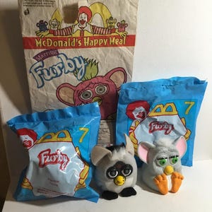 Zabawka Furby McDonald's Happy Meal Vintage. Furby NOWY, zapieczętowany, brelok Furby z klipsem, Furby otwarty. Oryginalna torba na posiłki McDonald's z 1998 r.