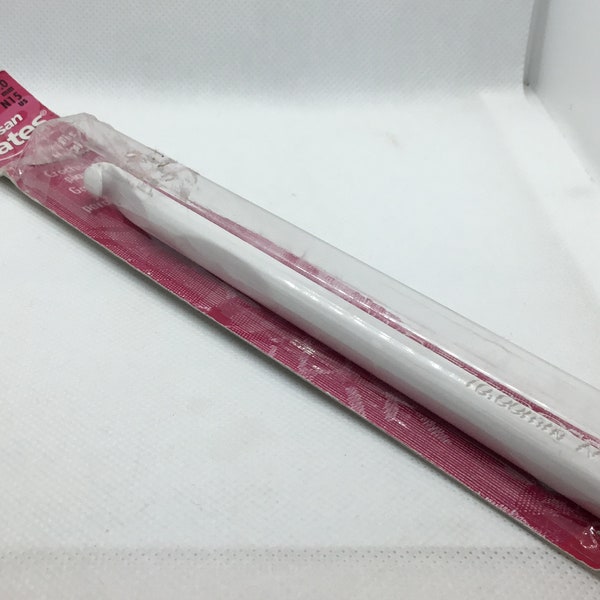 Vintage, Susan Bates Plastic Crochet Hook, N 15