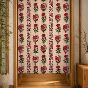 Peut inclure: Un rideau de porte rectangulaire en tissu avec un fond crème, orné de rangées verticales de motifs floraux répétitifs dans des tons rose foncé et vert foncé. Le design se compose de fleurs stylisées et de fines tiges feuillues.