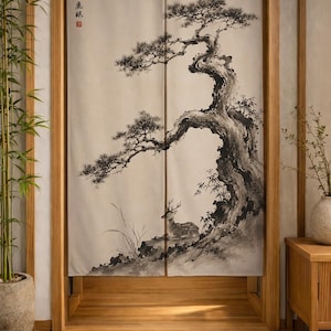 Puede incluir: Una cortina de puerta de tela beige con una pintura a tinta negra de un gran pino nudoso y un ciervo descansando. El diseño incluye caligrafía japonesa vertical en la esquina superior izquierda y un pequeño sello cuadrado de color rojo.